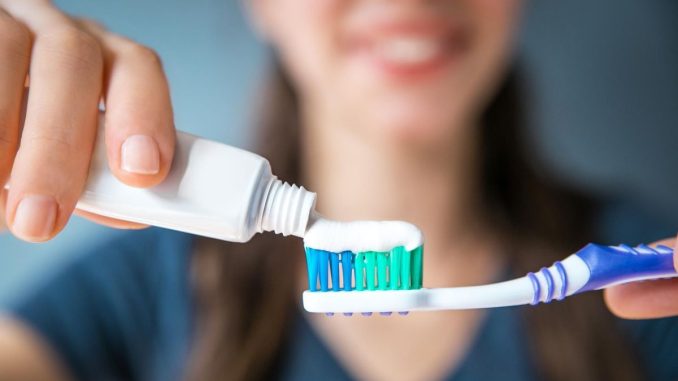 utilité du dentifrice remis en cause - simple et naturelle